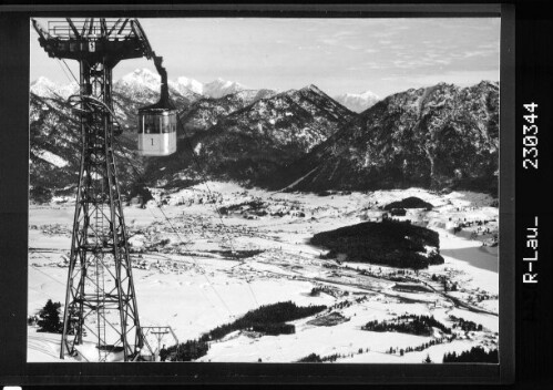 [Blick von der Hahnenkammbahn auf Reutte im Ausserfern gegen Geierköpfe und Soiernspitze / Tirol]