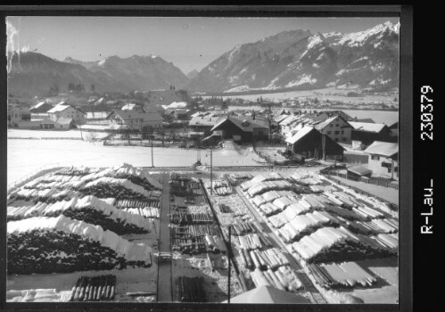 [Reutte im Ausserfern gegen Liegfeistgruppe mit Schwarzhanskarspitze und Tannheimergruppe mit Gaichtspitze und Hahnenkamm / Tirol]