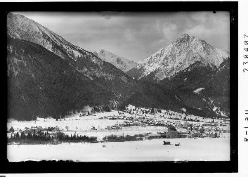[Vils im Ausserfern gegen Sebenspitze und Roßberg / Tirol]