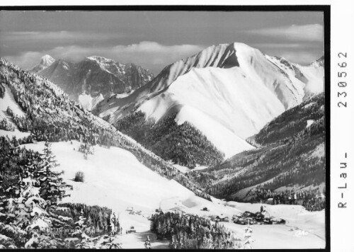 [Berwang gegen Bleispitze und Wetterstein Gebirge mit Zugspitze / Ausserfern / Tirol]