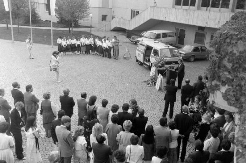 Feierliche Übergabe von zehn Einsatzfahrzeugen an das Rote Kreuz vor dem Festspielhaus