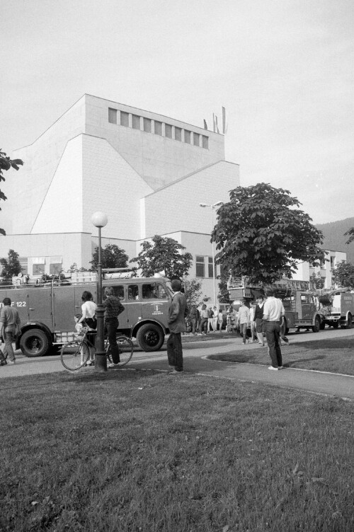 Feuerwehrautos vor dem Festspielhaus