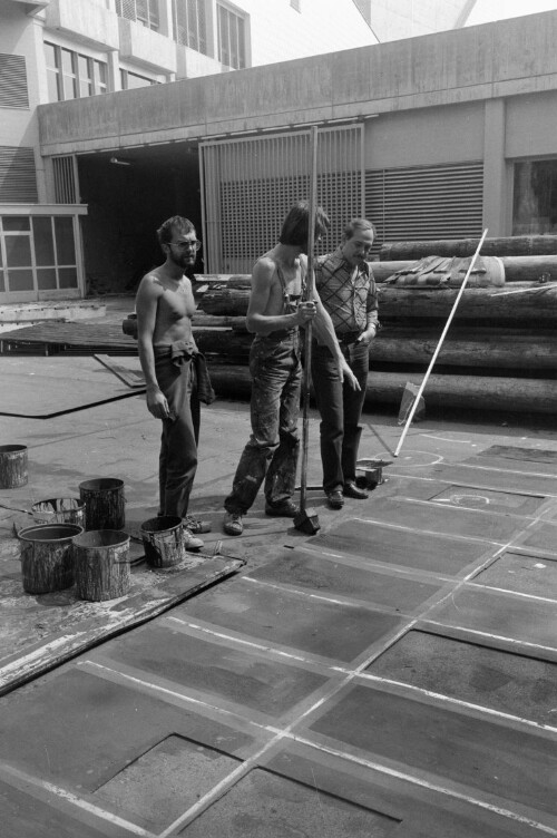 Handwerker arbeiten am Bühnenbild