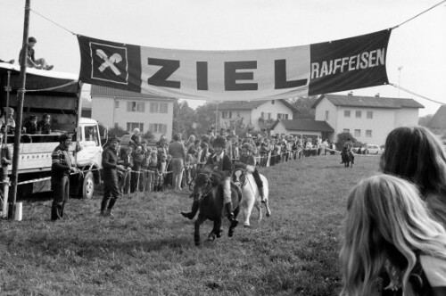 Kinderponyrennen vor dem Gasthof Lamm