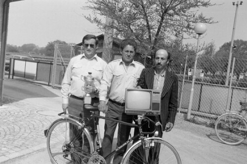 Männer und Frauen mit Preisen vor dem Vereinsheim des Bregenzer Eisstockschützenverein