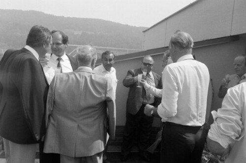 Verleihung von Ehrenurkunden auf der Terrasse des Landhauses