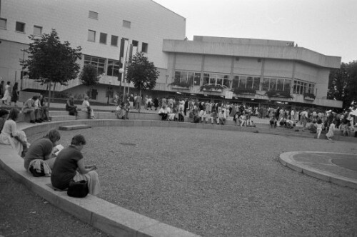 Vor dem Festspielhaus