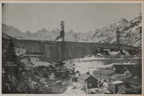 Staumauer Vermunt, Gesamtansicht mit Hochwasserüberfall und Umlaufstollenauslauf