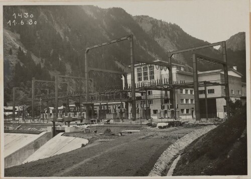 Vermuntwerk, Krafhaus mit Freiluftanlage vom bergseitigen Damm des Ausgleichsweiher aus gesehen