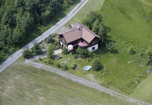 Schrägluftaufnahmen von Gebäuden der Gemeinde Übersaxen