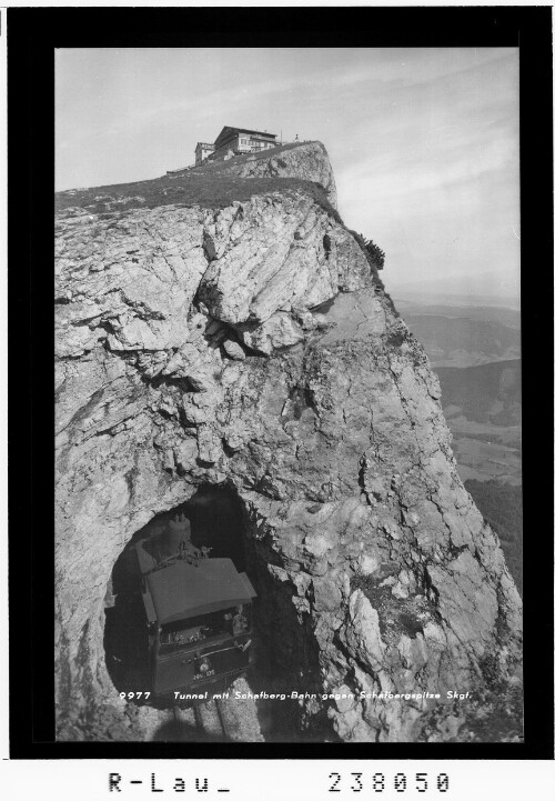 Tunnel mit Schafbergbahn gegen Schafbergspitze / Salzkammergut