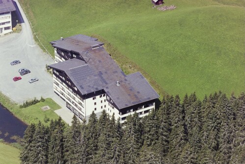 Schrägluftaufnahmen von Gebäuden der Gemeinde Warth