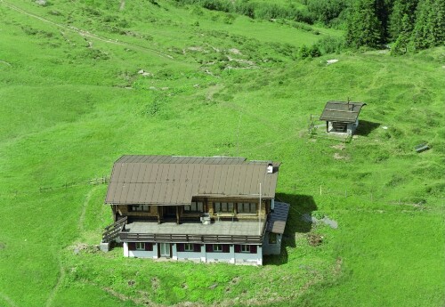 Schrägluftaufnahmen von Gebäuden der Gemeinde Fontanella, Faschina