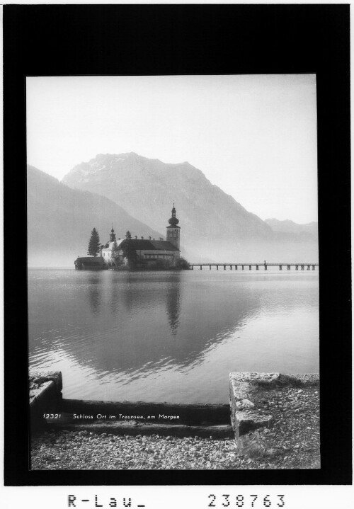 Schloss Ort im Traunsee am Morgen