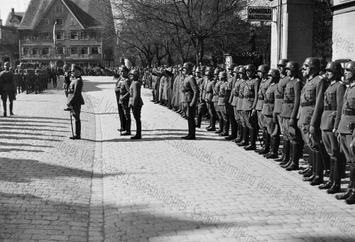 Parade vor Landeshauptmann. Fahnenhissung