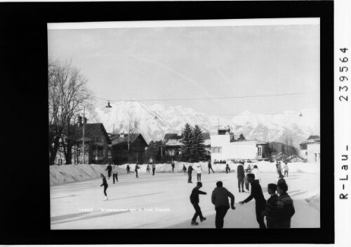 Wintersportort Igls in Tirol / Eisplatz : [Eislaufplatz in Igls mit Blick gegen die Nordkette und gegen den Bettelwurf]