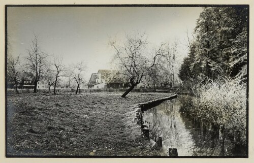 Landschaft mit Häusern und einem Bach