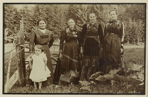 [Frauen in Vorderwälder Tracht]