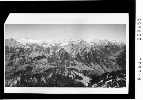 [Das Klostertal mit den Lechtaler Alpen von der Roten Wand bis zur Parseier Spitze]