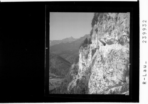 [Die Höhenpromenade in der Ewigen Wand bei Bad Goisern mit Blick zum Rinnkogel]