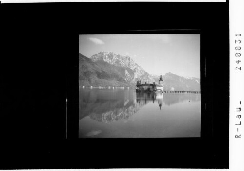 [Schloss Ort im Traunsee mit Blick zum Traunstein und zur Schlafenden Griechin]