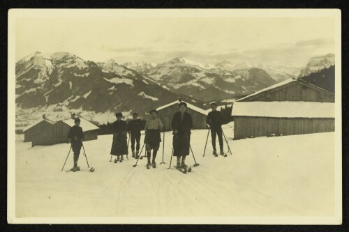 [Familie Risch auf Skiern am Bödele Weistannen]