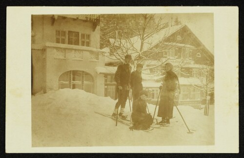 Skifahrer vor dem Alpenhotel