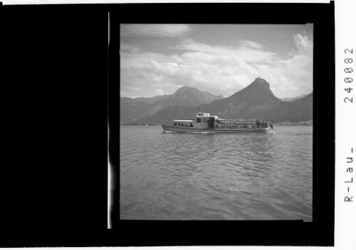 [Passagierschiff im Wolgangsee bei St. Wolfgang gegen Sparber und Rettenkogel]