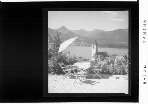 [Die Pfarrkiche in St. Wolfgang mit Blick in die Osterhorngruppe / Salzkammergut]