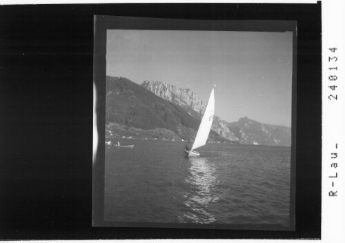[Segelsport am Traunsee mit Blick zum Traunstein und zur Schlafenden Griechin / Salzkammergut]