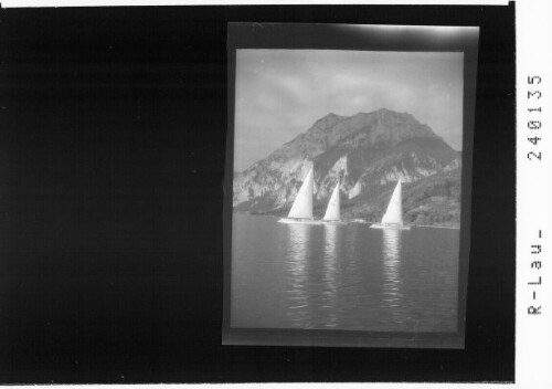 [Segelregatta am Traunsee mit Blick zum Traunstein / Salzkammergut]