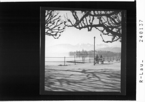 [Gmunden / Blick auf Schloss Ort und das Höllengebirge / Salzkammergut]