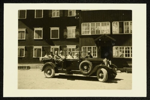 [Oldtimer vor dem Hotel Edelweiss in Zürs am Arlberg, Vlbg.]