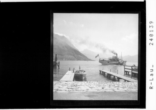[Schaufelraddampfer im Traunsee bei Gmunden mit Schlafender Griechen / Salzkammergut]