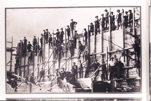 Burgenländische Arbeiter beim Fabrikbau