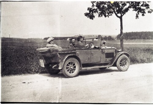 Drei Männer im Auto