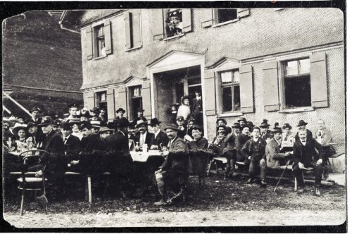 Sozialdemokraten vor dem Gasthaus  Rössle  in Bregenz