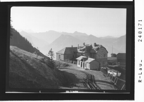 [Schafbergalmstation der Schafbergbahn im Salzkammergut gegen die Osterhorngruppe mit Gamsfeld]