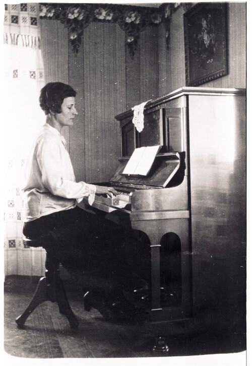 Mathilde Preiß am Piano