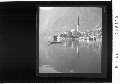 [Blick vom Hallstätter See auf die Evangeliche Kirche in Hallstatt]