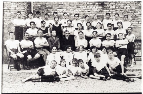 Der ATSV Bludenz vor dem Bludenzer Arbeiterheim