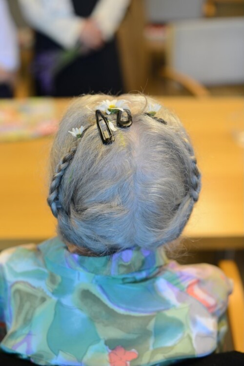 Feldkirch-Tosters, Blickwechsel, Köpfe von hinten