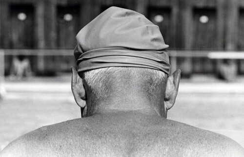 Frastanz, Blickwechsel, Köpfe von hinten, Schwimmbad Felsenau