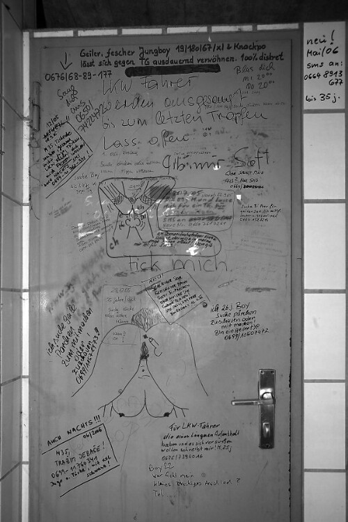 Autobahnklo an der Frutzbrücke - Graffiti