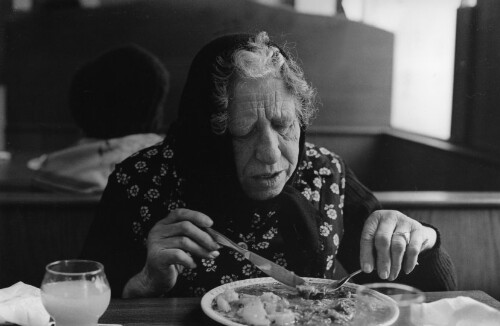 Wien, Frau beim Essen