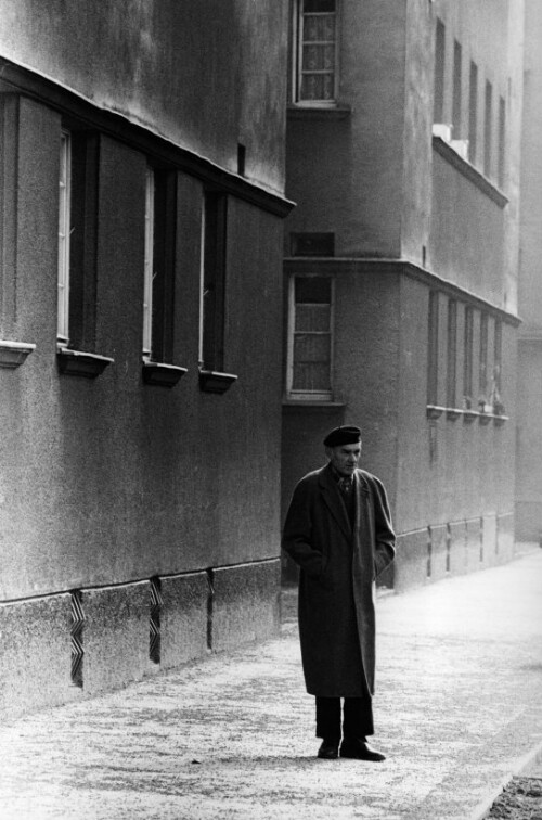 Wien, Mann vor Hausfassade