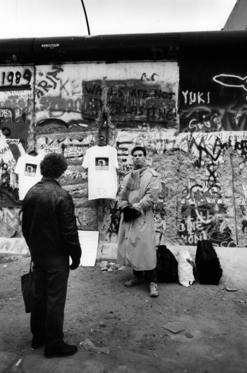 Berlin, Verkäufer an der Berliner Mauer