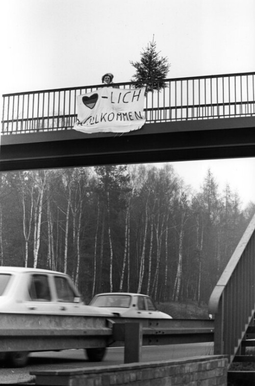 Berlin, Autobahnbrücke Transparent  Herzlich Willkommen 