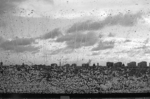 Berlin, Blick durch die verregnete Reichstagskuppel