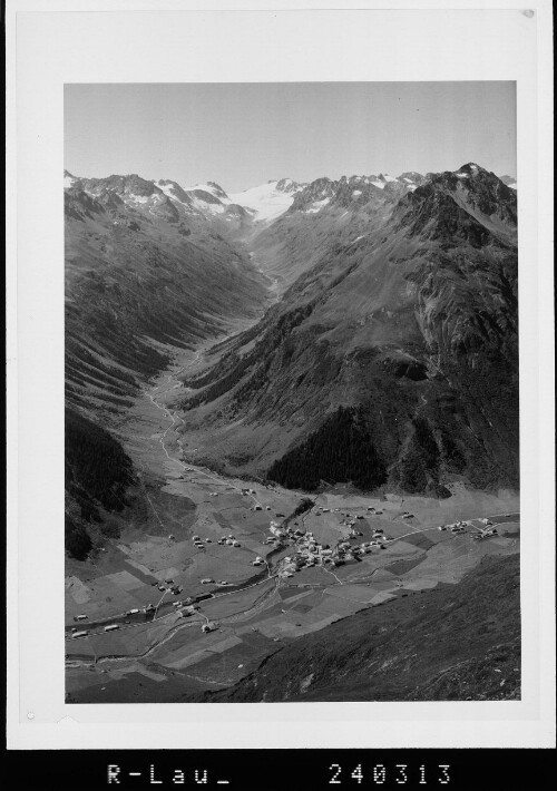 [Blick auf Galtür gegen das Jamtal mit dem Jamtalferner / Tirol]